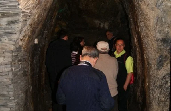 Entre covas de Valdeorras | Vino en espacios tradicionales