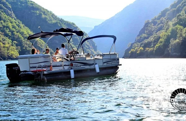 Catamarán en Cañones del Sil | Navegación entre viñedos Catamarán en Cañones del Sil | Navegación entre viñedos