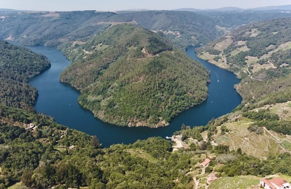 Vino, agua y paisaje en Ribeira Sacra | Ruta fluvial y viñedos