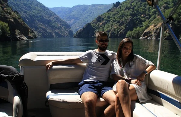 Catamarán en Cañones del Sil | Navegación entre viñedos