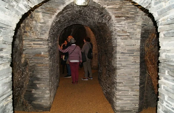 Entre covas de Valdeorras | Vino en espacios tradicionales Entre covas de Valdeorras | Vino en espacios tradicionales
