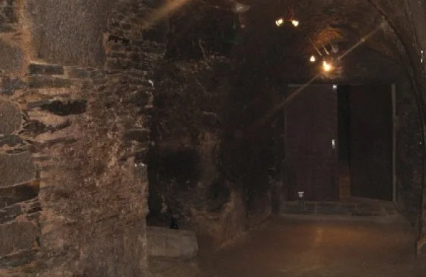 Entre covas de Valdeorras | Vino en espacios tradicionales