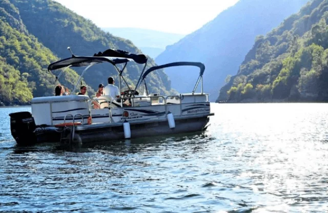 Catamarán en Cañones del Sil | Navegación entre viñedos Catamarán en Cañones del Sil | Navegación entre viñedos