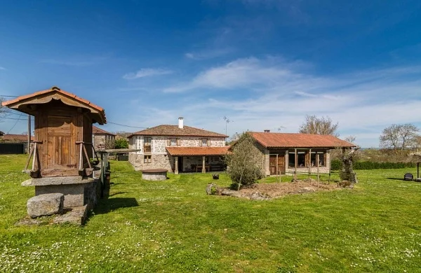 Casa das Xacias | Casa de piedra con finca