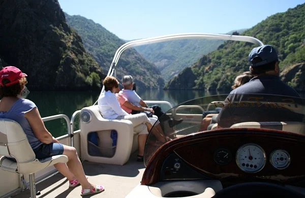 Catamarán en Cañones del Sil | Navegación entre viñedos